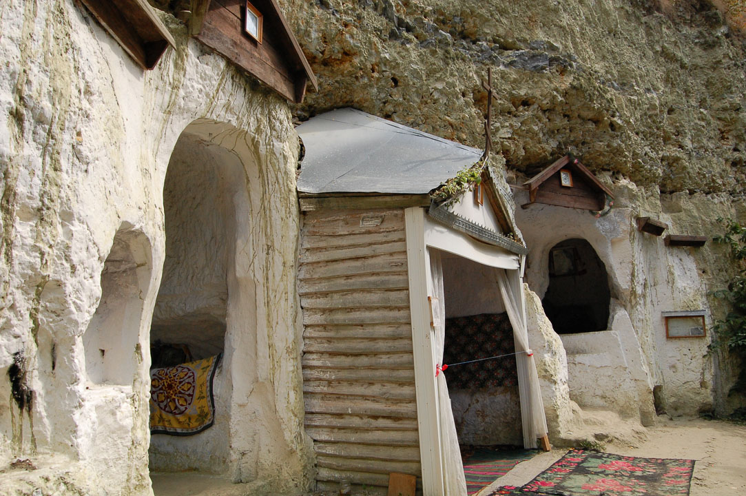 Скельний монастир