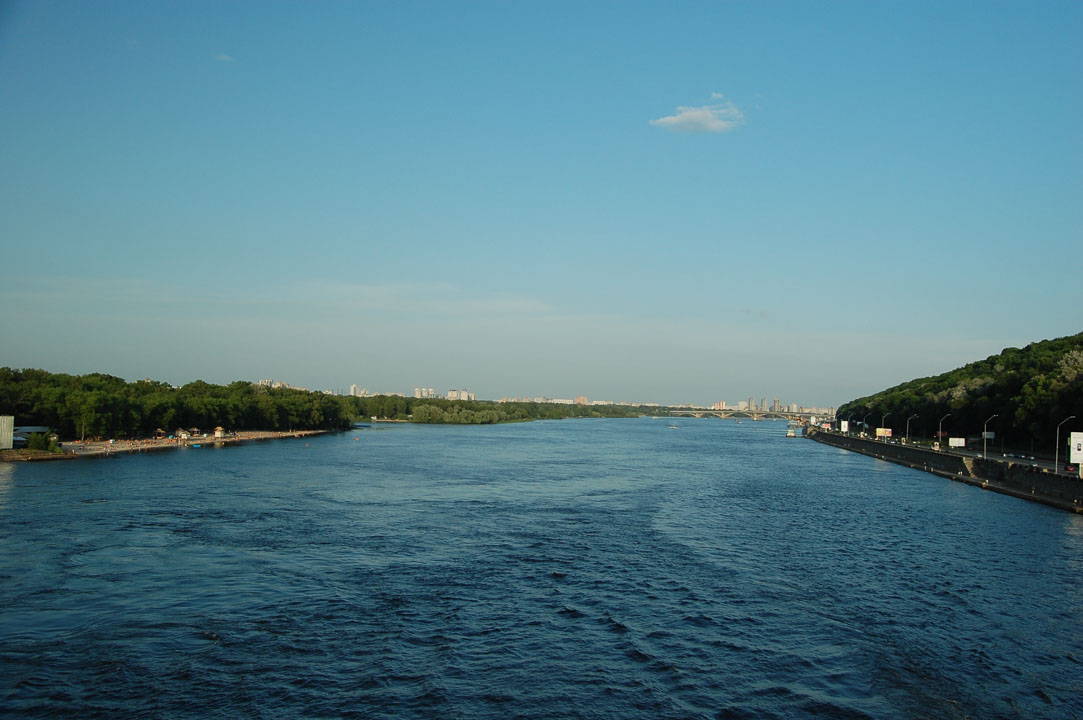 Вид з середини мосту