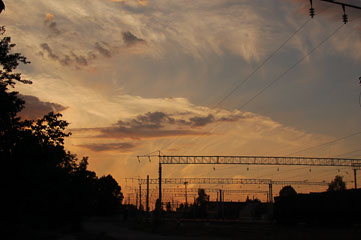 Захід сонця біля залізниці