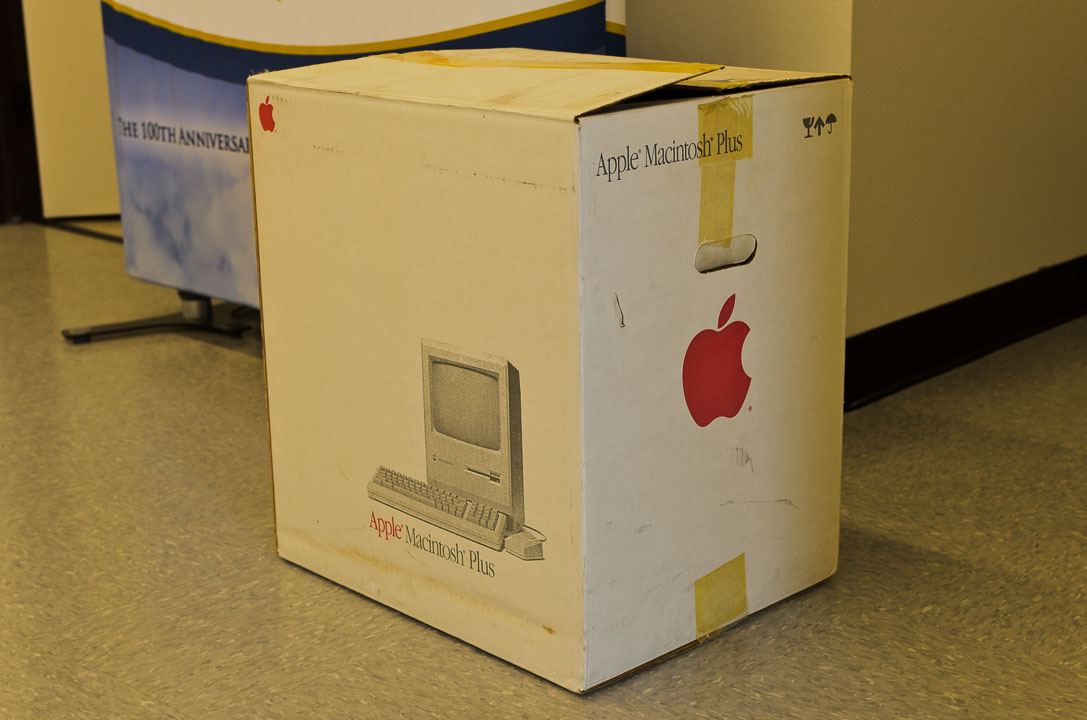 Коробка від Apple Macintosh Plus