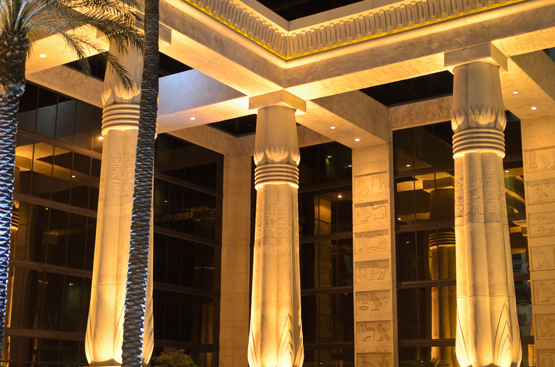 Колони готелю «Луксор»